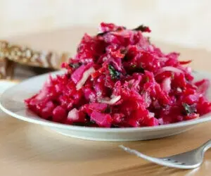 طرز تهیه سالاد کلم قرمز و انار؛ خوشمزه و مجلسی برای دورهمی‌های پاییزی